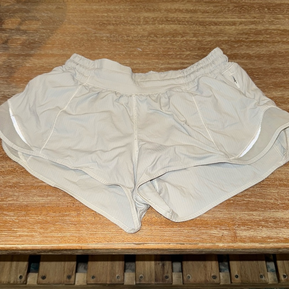 Lululemon size 4 light grey hotty hot 2.5” shorts